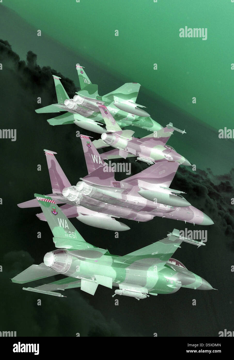 Una formazione di McDonnell Douglas F-15 Eagles e General Dynamics F-16 Fighting Falcons, assegnati al 64th e 65th Aggressor Squadrons presso Nellis AFB, sorvolano il Nevada test and Training Ranges il 5 giugno 2008, conducendo esercitazioni di combattimento simulate. Foto Stock