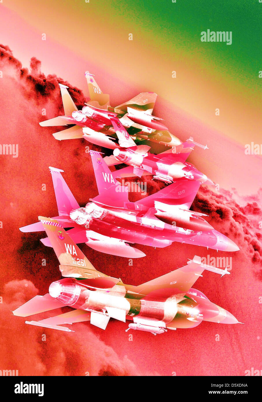 Volo di 'aggressore' mcdonnell douglas f-15 "aquile' e General Dynamics F-16 'lotta falchi' in formazione oltre il nevada test e allenamento varia dal 5 giugno 2008. i getti sono assegnati per la 64th e la 65th 'aggressor squadrons' alla Nellis AFB. Foto Stock