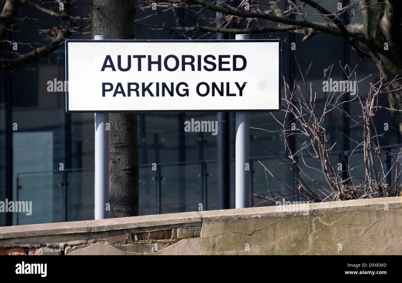 Parcheggio autorizzato solo segno Foto Stock