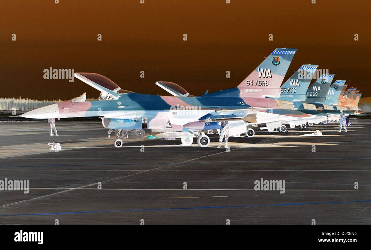 Il General Dynamics F-16 Fighting Falcon, un caccia multiruolo, è utilizzato dal 57th Adversary Tactics Group per l'addestramento al combattimento aereo e le simulazioni degli avversari. L'F-16 è noto per la sua agilità, versatilità e convenienza, che lo rendono un punto fermo delle moderne forze aeree in tutto il mondo. L'aeromobile svolge un ruolo cruciale nella preparazione al combattimento e nelle operazioni di difesa aerea. Foto Stock