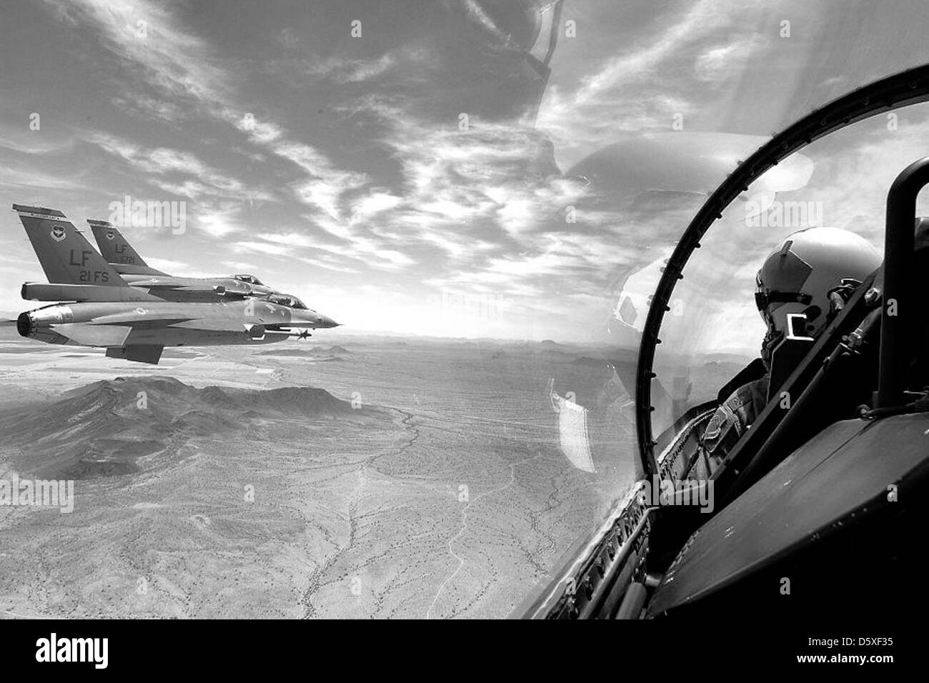 I General Dynamics F-16 Fighting Falcons del 21st Fighter Squadron (FS) con base a Luke AFB sono velivoli da caccia multiruolo utilizzati dalla U.S. Air Force per combattimenti aria-aria, attacchi al suolo e missioni di ricognizione. Noti per la loro agilità e versatilità, sono in servizio dagli anni '1970 Foto Stock