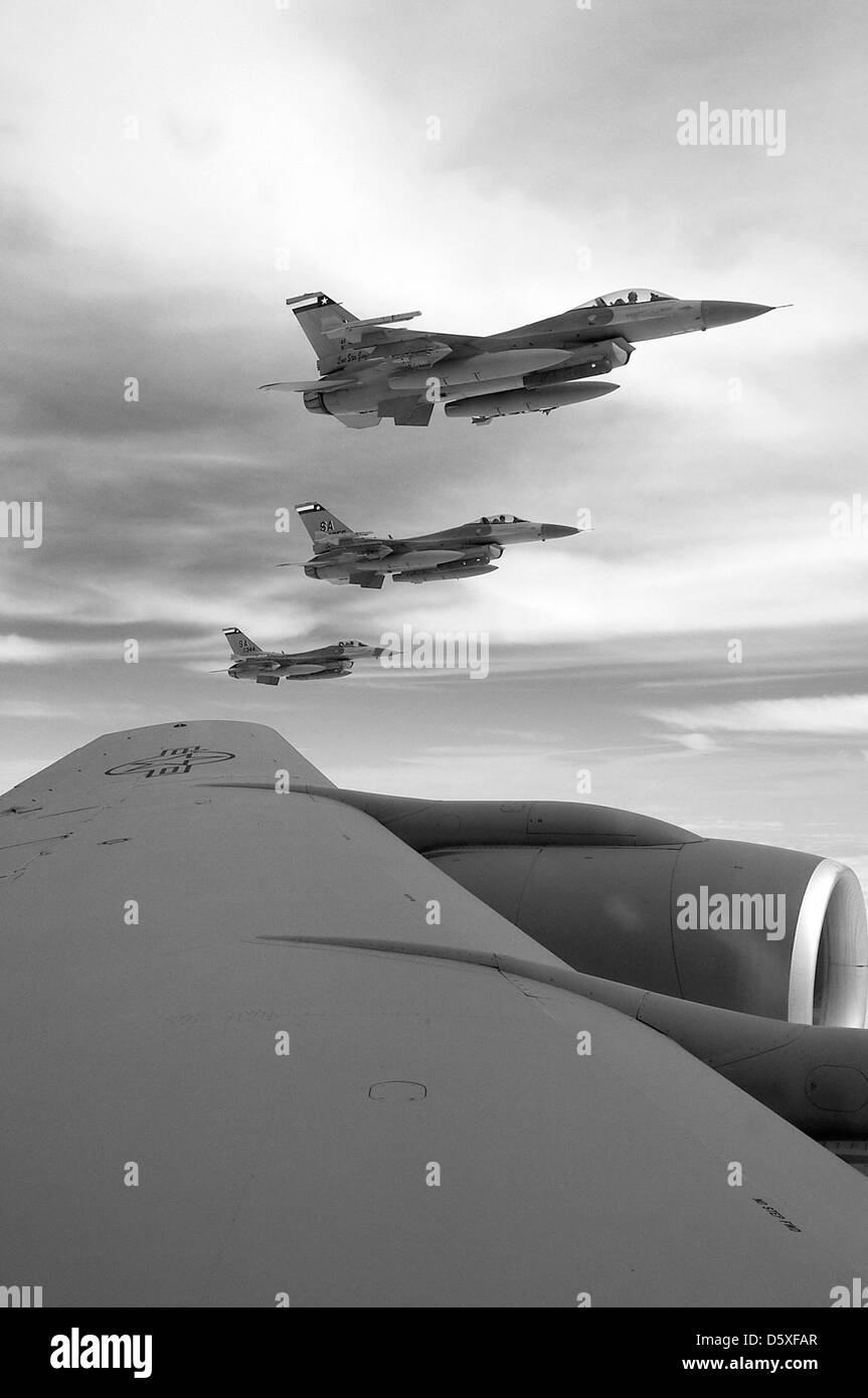 Gli F-16 Fighting Falcons del 149th Fighter Wing della Texas Air National Guard volano a fianco di un KC-135 del 185th Air Refueling Wing della Iowa Air National Guard. L'operazione presenta operazioni di rifornimento congiunte che migliorano le capacità di missione sia per i caccia che per gli aerei cisterna. Foto Stock