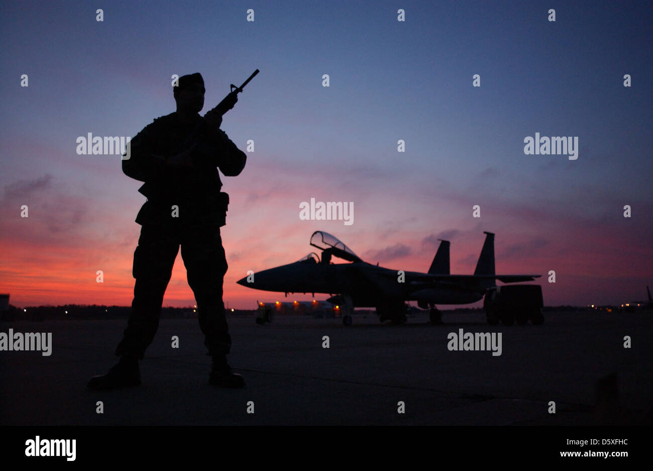 Cape Cod, mass. -- Il personale sgt. nassim rizvi custodisce un F Eagle sul flightline durante un caldo inverno tramonto qui dec. 23. Diversi membri del 102º Fighter Wing sono attivati a sostegno dell'operazione aquila nobile. sergente rizvi è assegnato al 102º Fighter Wing forze di sicurezza. (Us Air force foto di tech. sgt. sandra niedzwiecki) Foto Stock