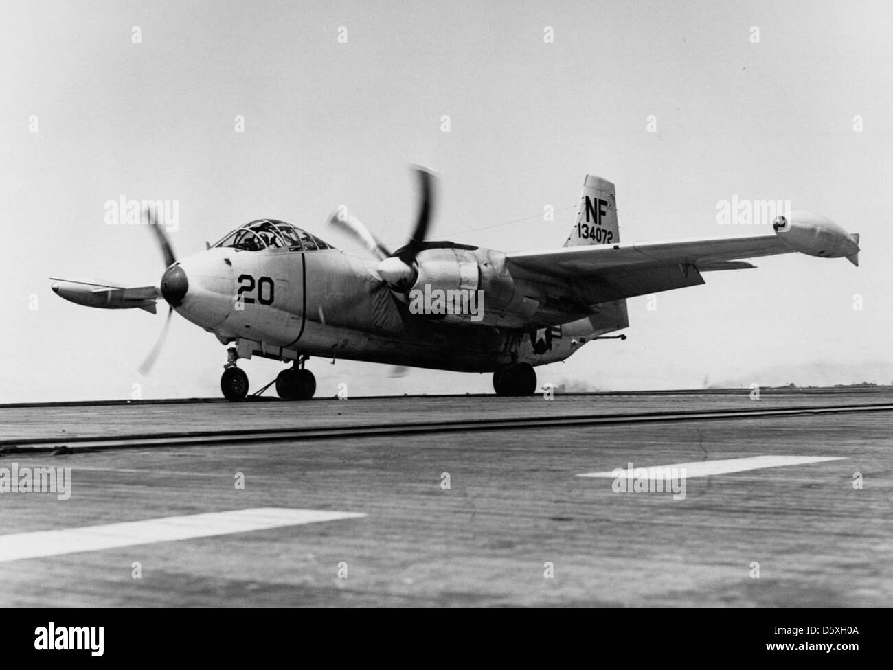Il North American AJ-2 Savage, gestito dal VAH-6, è visto a bordo della USS Lexington (CVA-16) nel 1956. Questo bombardiere portaerei era in grado di sferrare attacchi sia nucleari che convenzionali. Foto Stock