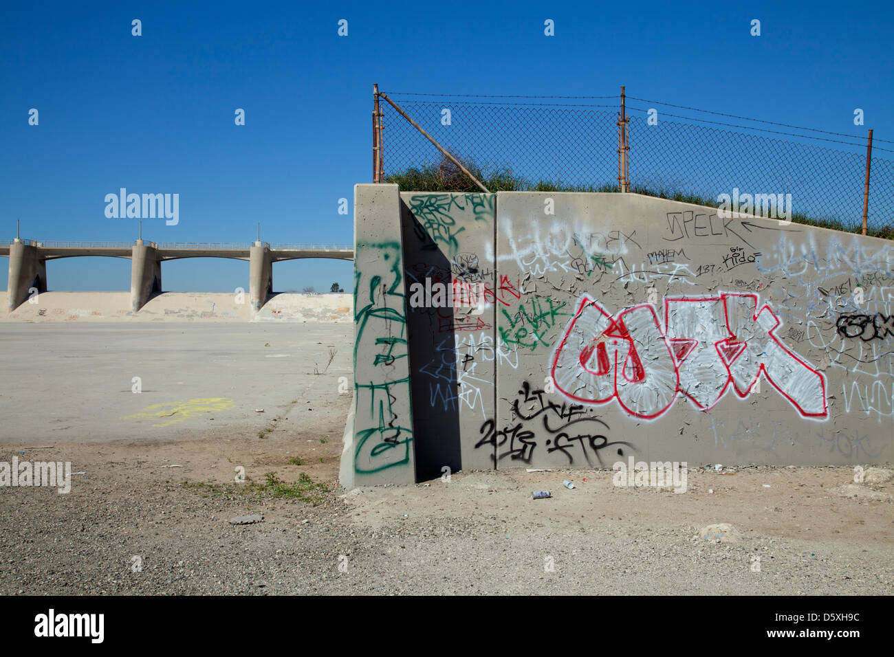 Graffiti rivestimento di pareti di Sepulveda Dam, Sepulveda bacino di riserva faunistica, Valle di San Fernando, Los Angeles, California, Stati Uniti d'America Foto Stock