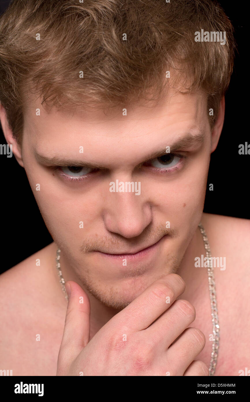 Giovane con un sorriso malizioso Foto stock - Alamy