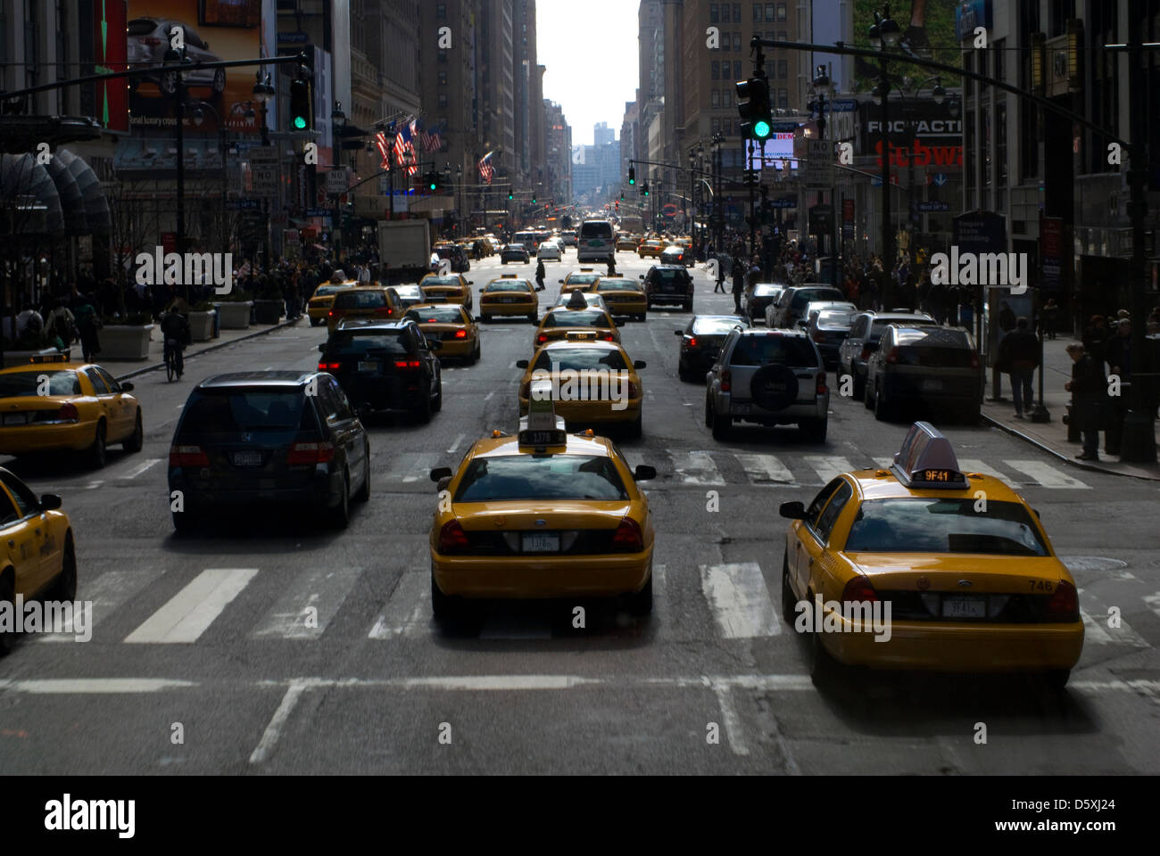 Taxi gialli durante gli orari di punta, New York USA Foto Stock
