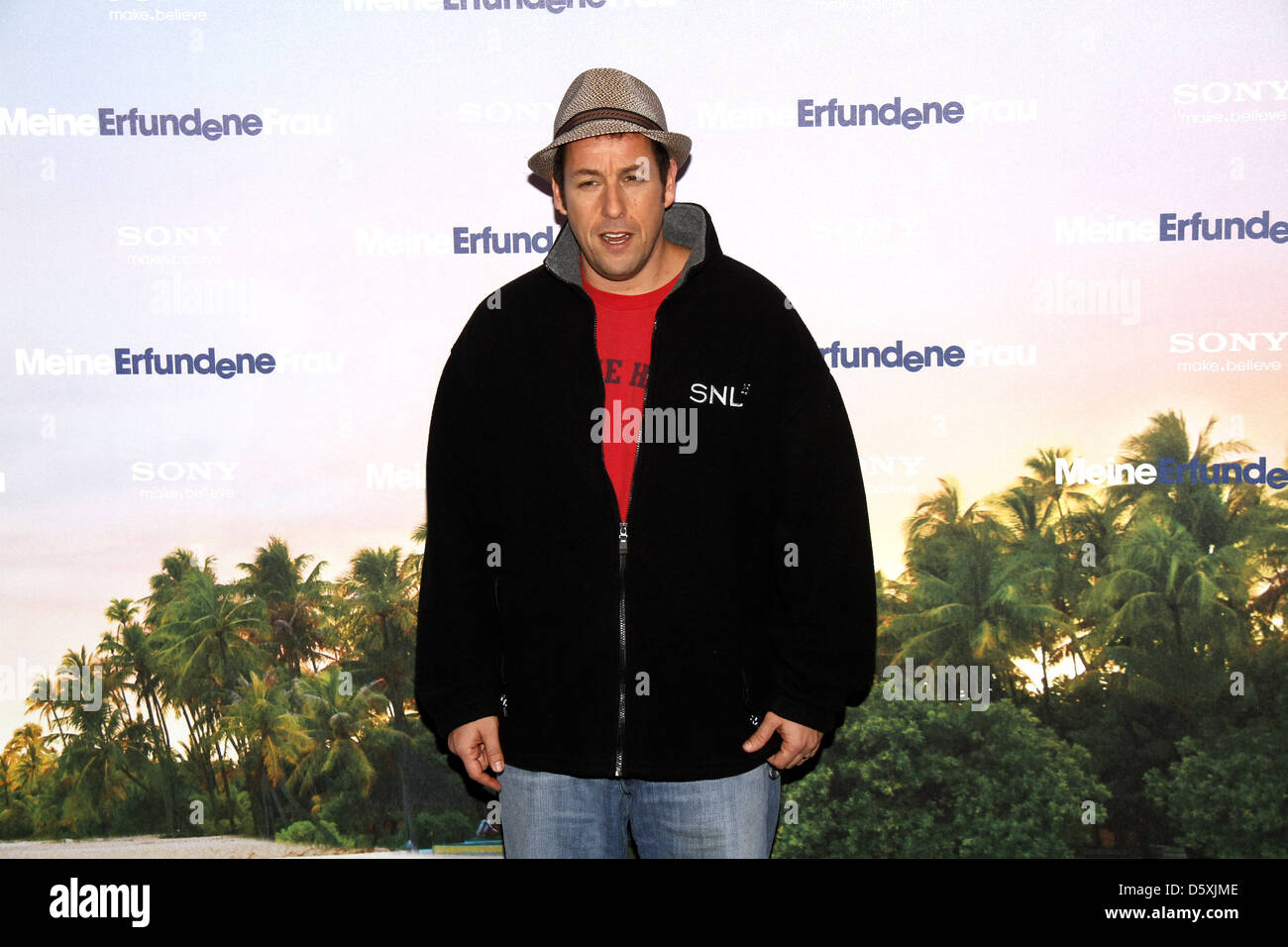 Adam Sandler in un photocall 'Meine erfundene Frau' ('basta andare con esso') in hotel Adlon. Berlino, Germania - 21.02.2011 Foto Stock