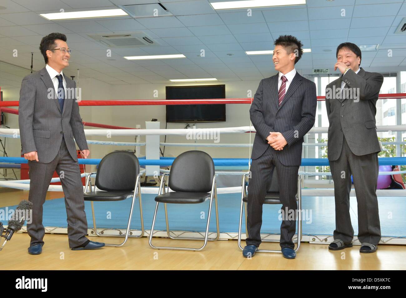 (L-R) Shingo Inoue, Naoya Inoue (JPN), Hideyuki Ohashi, Marzo 27, 2013 - Pugilato : Naoya Inoue del Giappone partecipa a una conferenza stampa con il suo allenatore e padre Shingo Inoue e Ohashi palestra boxe presidente Hideyuki Ohashi Ohashi a Boxing palestra di Yokohama Kanagawa, Giappone. (Foto di Hiroaki Yamaguchi/AFLO) Foto Stock