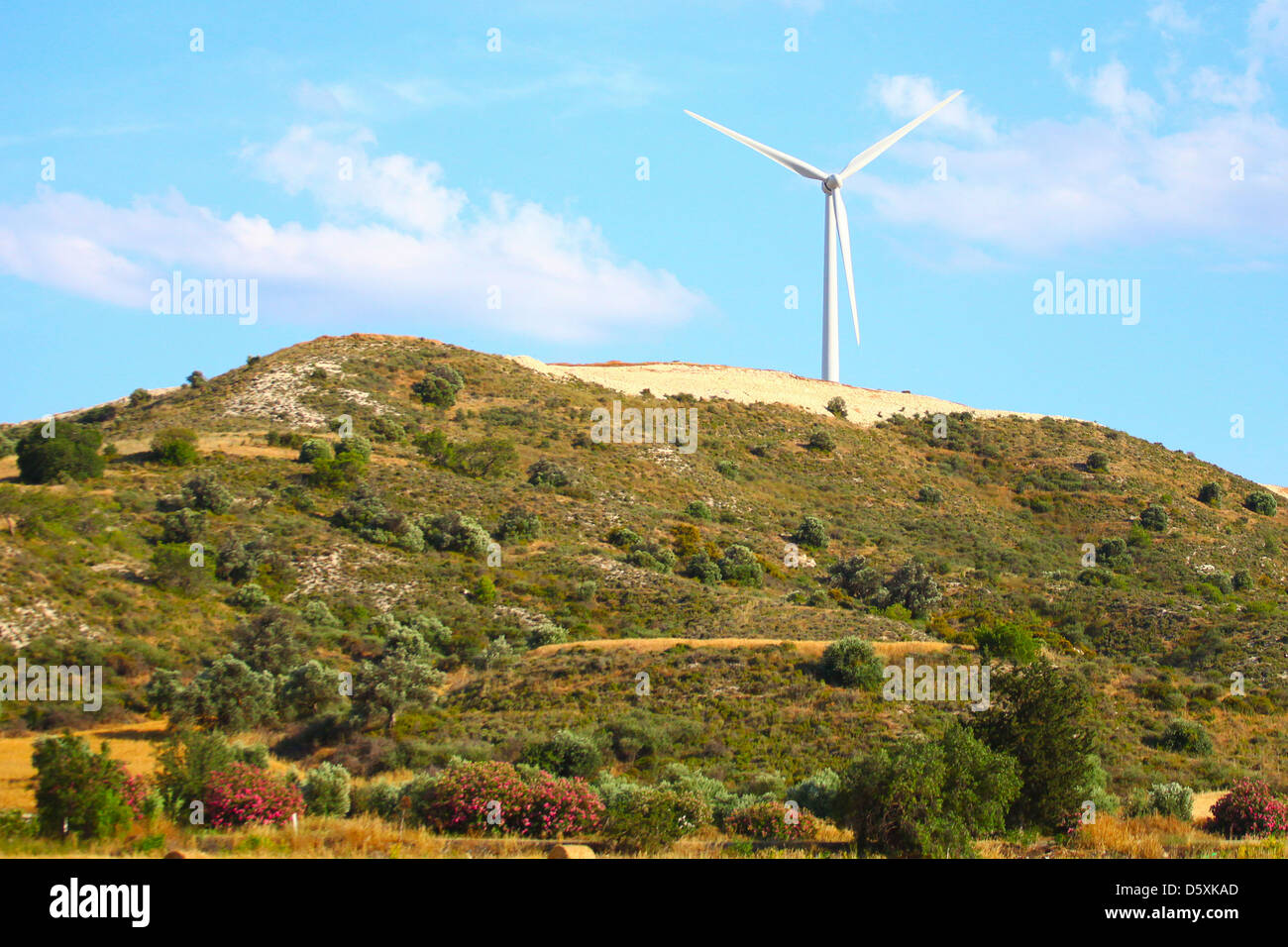 Grande Mulino a vento sulla collina soleggiata giornata Foto Stock
