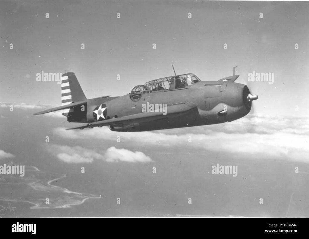 Il Grumman TBF Avenger era un bombardiere aerosilurante a base di portaerei utilizzato durante la seconda guerra mondiale, noto per la sua caratteristica fusoliera grande e le ali pieghevoli, giocò un ruolo chiave nella guerra navale, in particolare nel teatro del Pacifico. L'Avenger era famoso per la sua efficacia negli attacchi di siluri contro le navi nemiche. Foto Stock