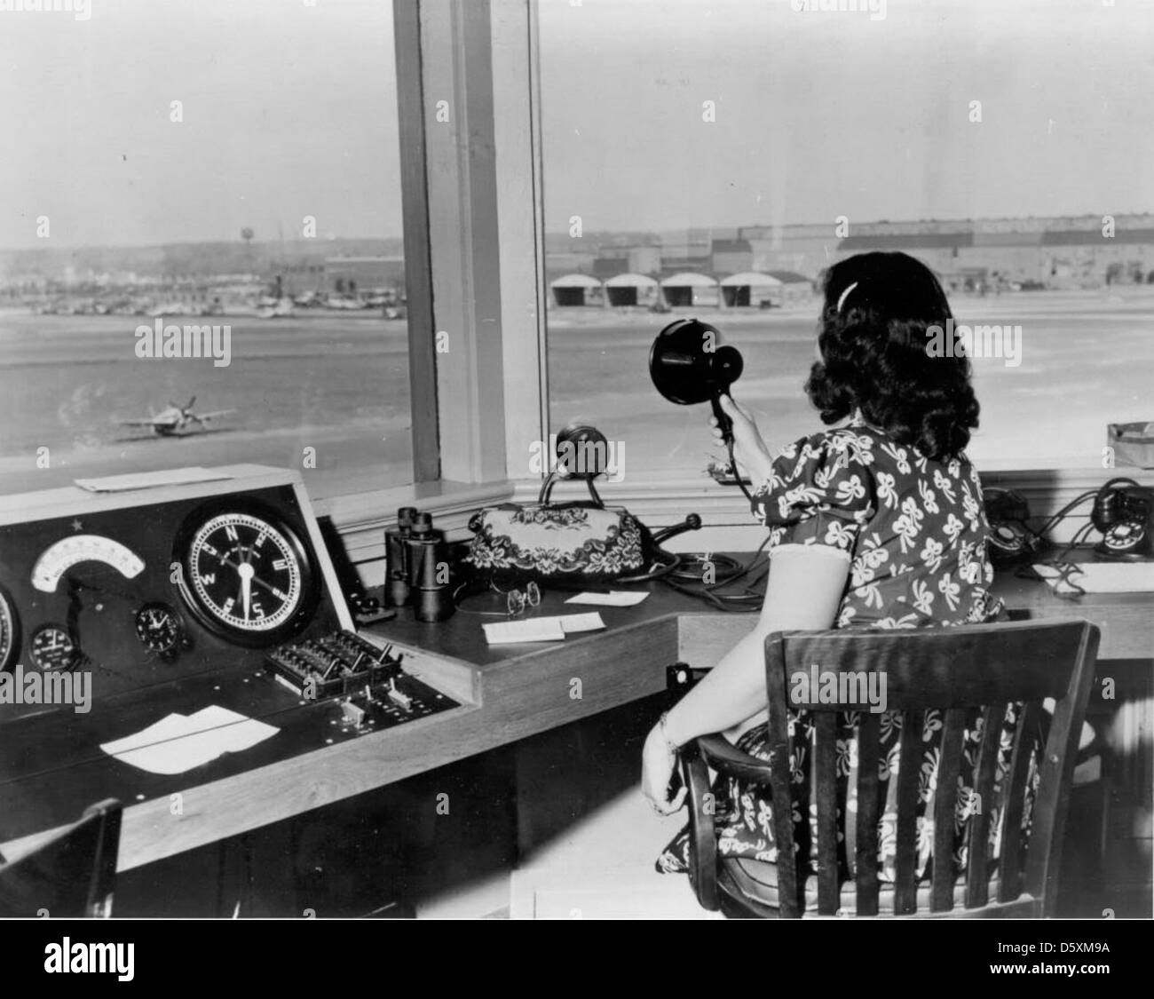 Repubblica Farmingdale donna torre di segnalazione di un aeromobile, 1945. Foto Stock