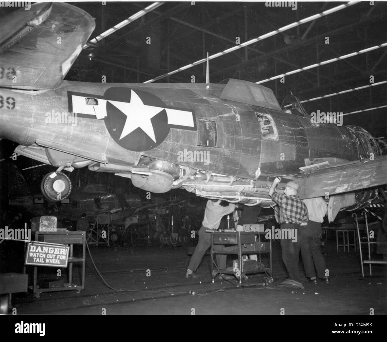 Repubblica P-47D 'Thunderbolt' assemblaggio finale sotto la fusoliera. Foto Stock