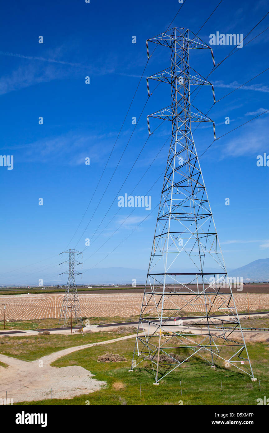 Le linee di alimentazione, San Joaquin Valley, Kern County, California , Stati Uniti Foto Stock