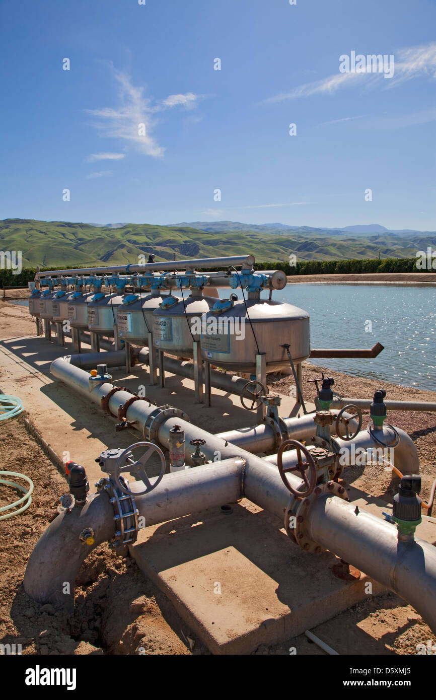 Sabbia verticale Media filtri rimuovere contaminanti organici e inorganici in irrigazione agricola. San Joaquin Valley, California Foto Stock