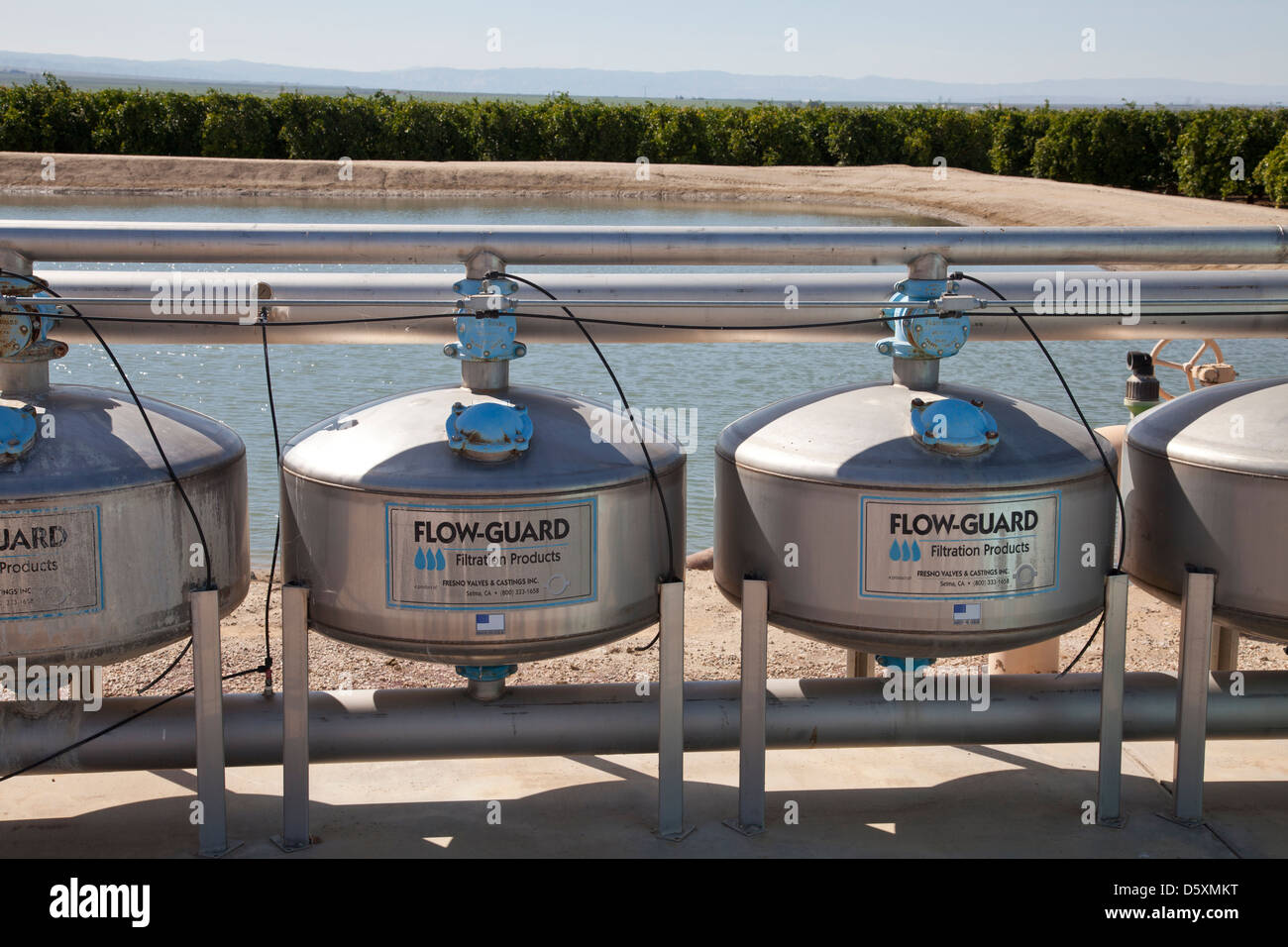 Sabbia verticale Media filtri rimuovere contaminanti organici e inorganici in irrigazione agricola. San Joaquin Valley, California Foto Stock