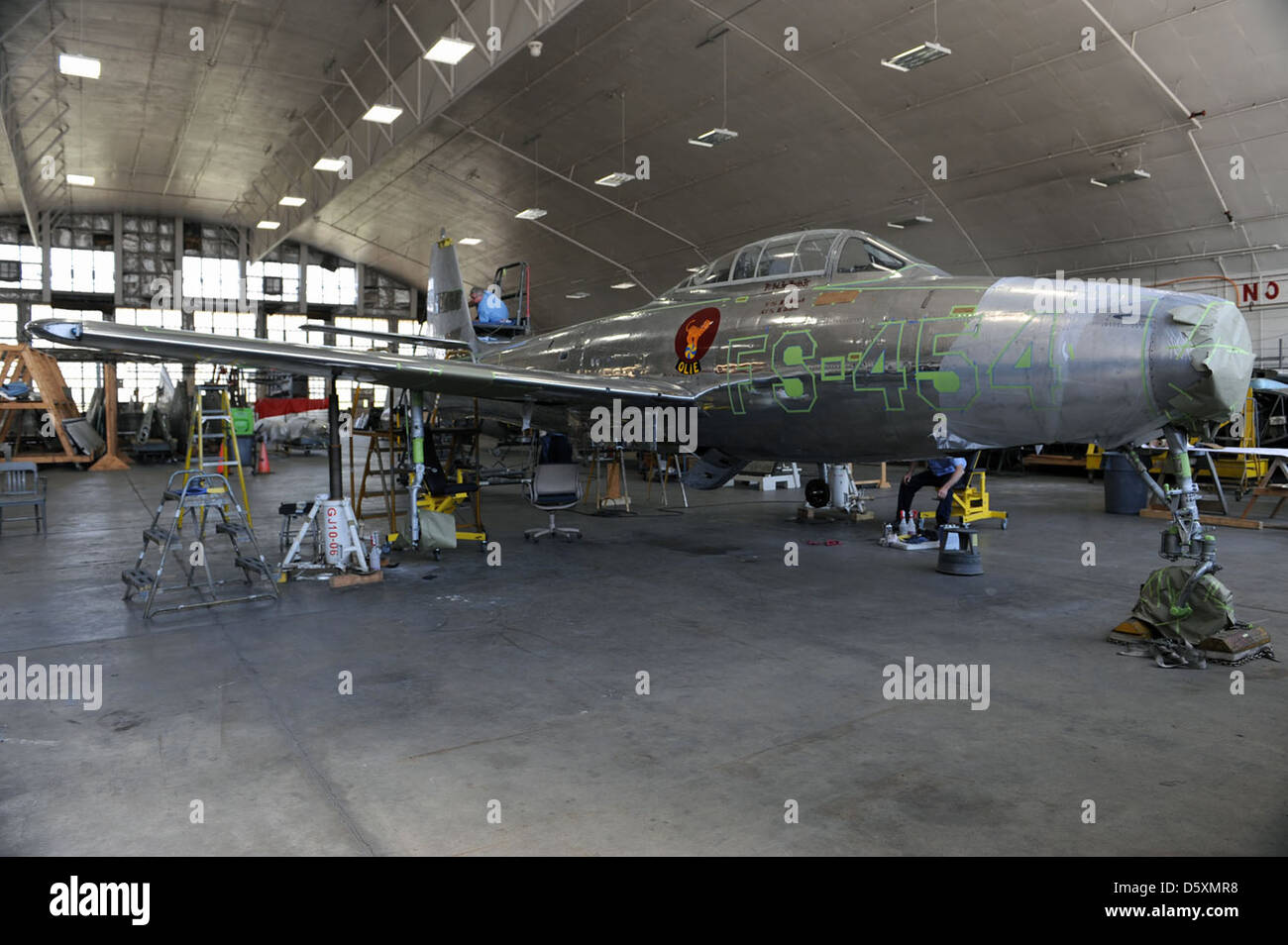 Il Republic F-84G Thunderjet, soprannominato "Four Queens", fu pilotato dal colonnello Joseph Davis Jr. Durante la guerra di Corea. L'aereo è ora conservato nel Restoration Hangar presso il National Museum of the U.S. Air Force, mostrando il suo ruolo in combattimento durante le prime fasi della Guerra fredda. Foto Stock