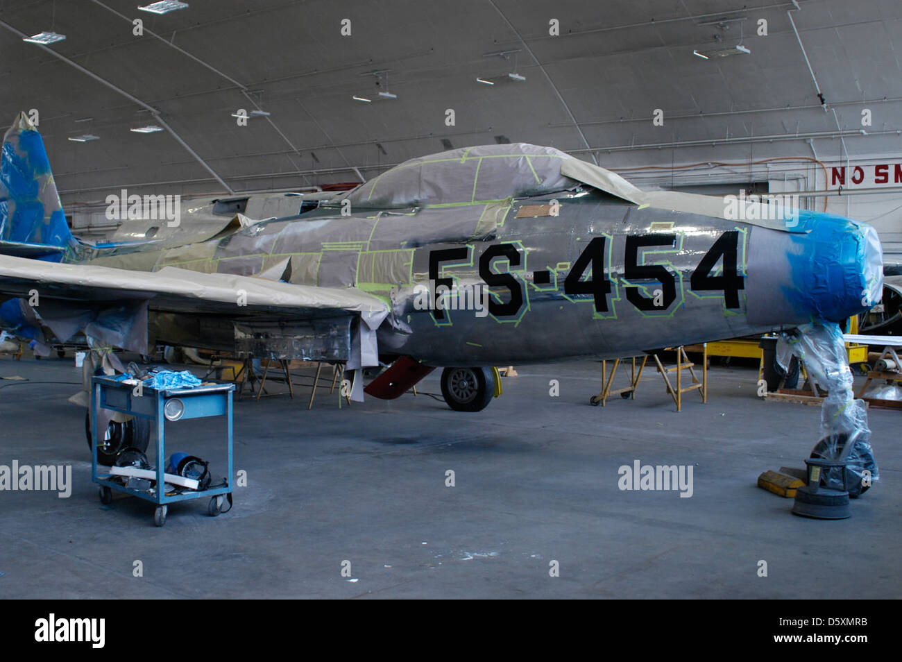 Il Republic F-84G Thunderjet, soprannominato "Four Queens" e pilotato dal colonnello Joseph Davis Jr. Durante la guerra di Corea, è esposto nel Restoration Hangar presso il National Museum of the U.S. Air Force. Foto Stock