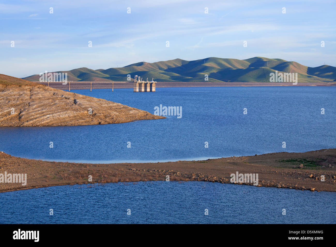 Il San Luis Dam e San Luis serbatoio, Merced County, California, Stati Uniti d'America Foto Stock