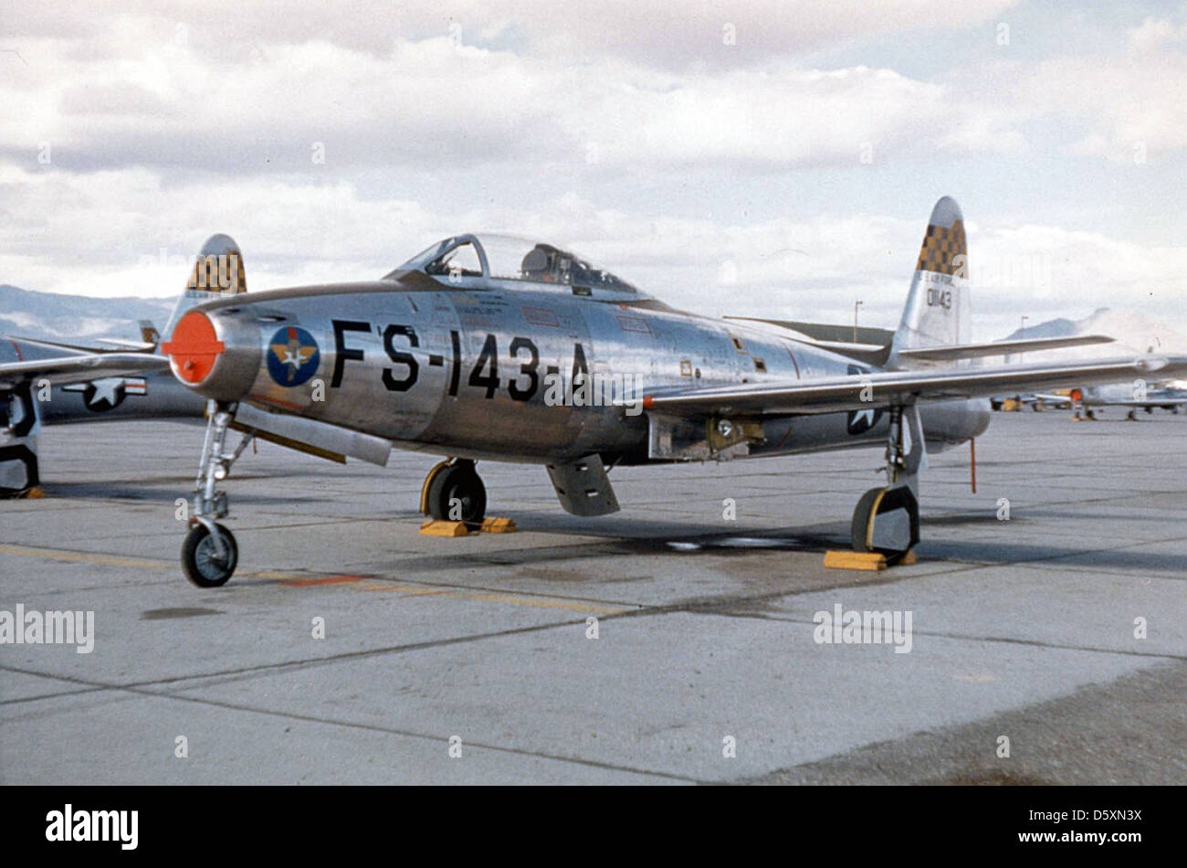 Il Republic F-84 Thunderjet, inclusi i modelli F-84D e F-84E, era un caccia turbojet utilizzato dalla U.S. Air Force durante la prima guerra fredda. Il suo ruolo principale era l'attacco al suolo e il supporto aereo ravvicinato, ed è stato successivamente adattato per missioni di bombardamento tattico. Foto Stock