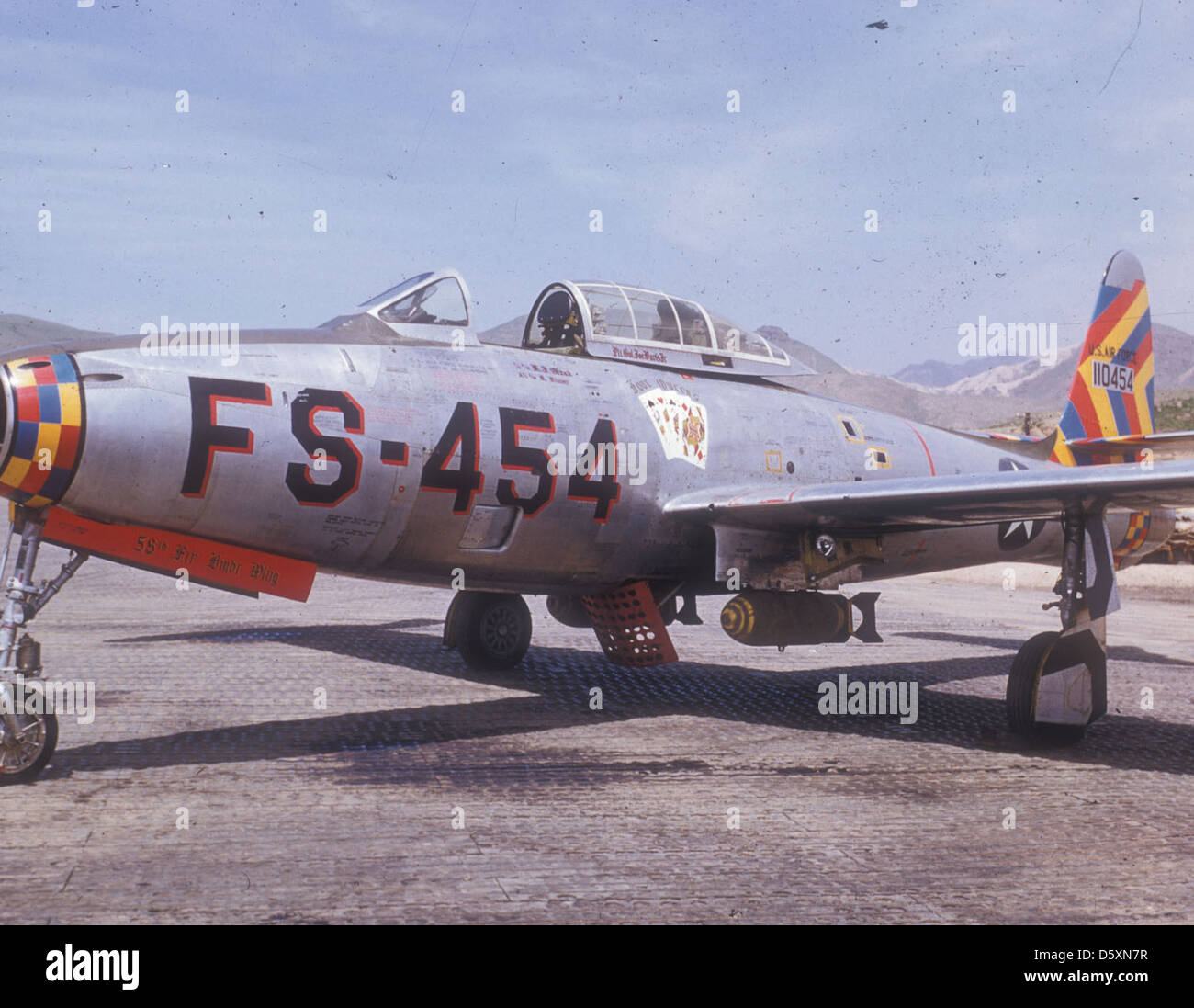Il Republic F-84G-16-RE 'Thunderjet' 'Four Queens' trasporta bombe da 500 libbre mentre viene restaurato al National Museum of the U.S. Air Force. Il Thunderjet era un aereo versatile utilizzato per missioni di attacco al suolo durante la Guerra fredda. Foto Stock