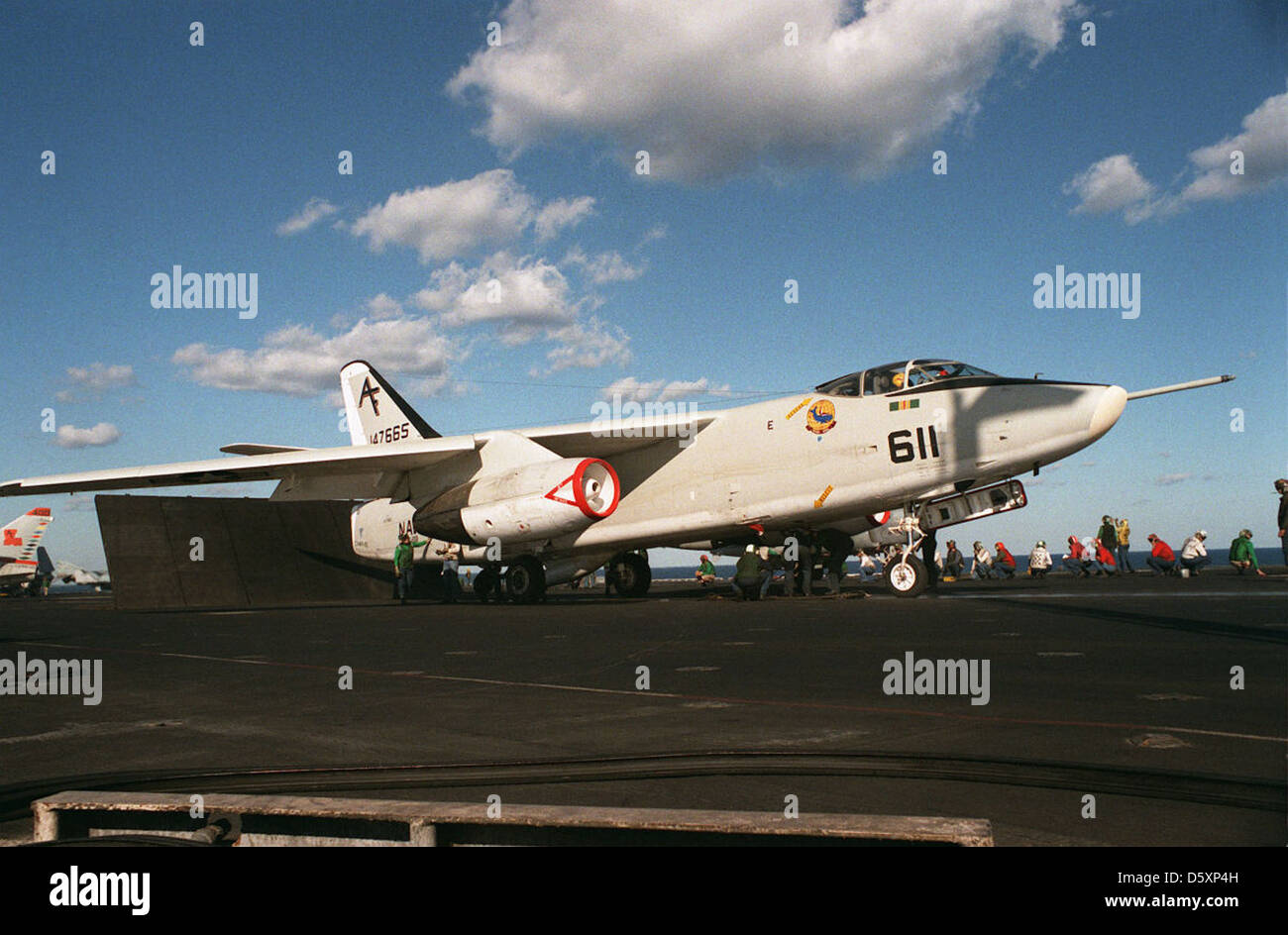 Douglas a3d-2 (a-3b) ka-3b "kywarrior' dell'antenna Refuelling Squadron 208 (vak 208) "Fantini", naval air di riserva a nas alameda, a bordo della USS dwight d. eisenhower (CVN-69), equipaggio eseguono un controllo di preflight. Foto Stock