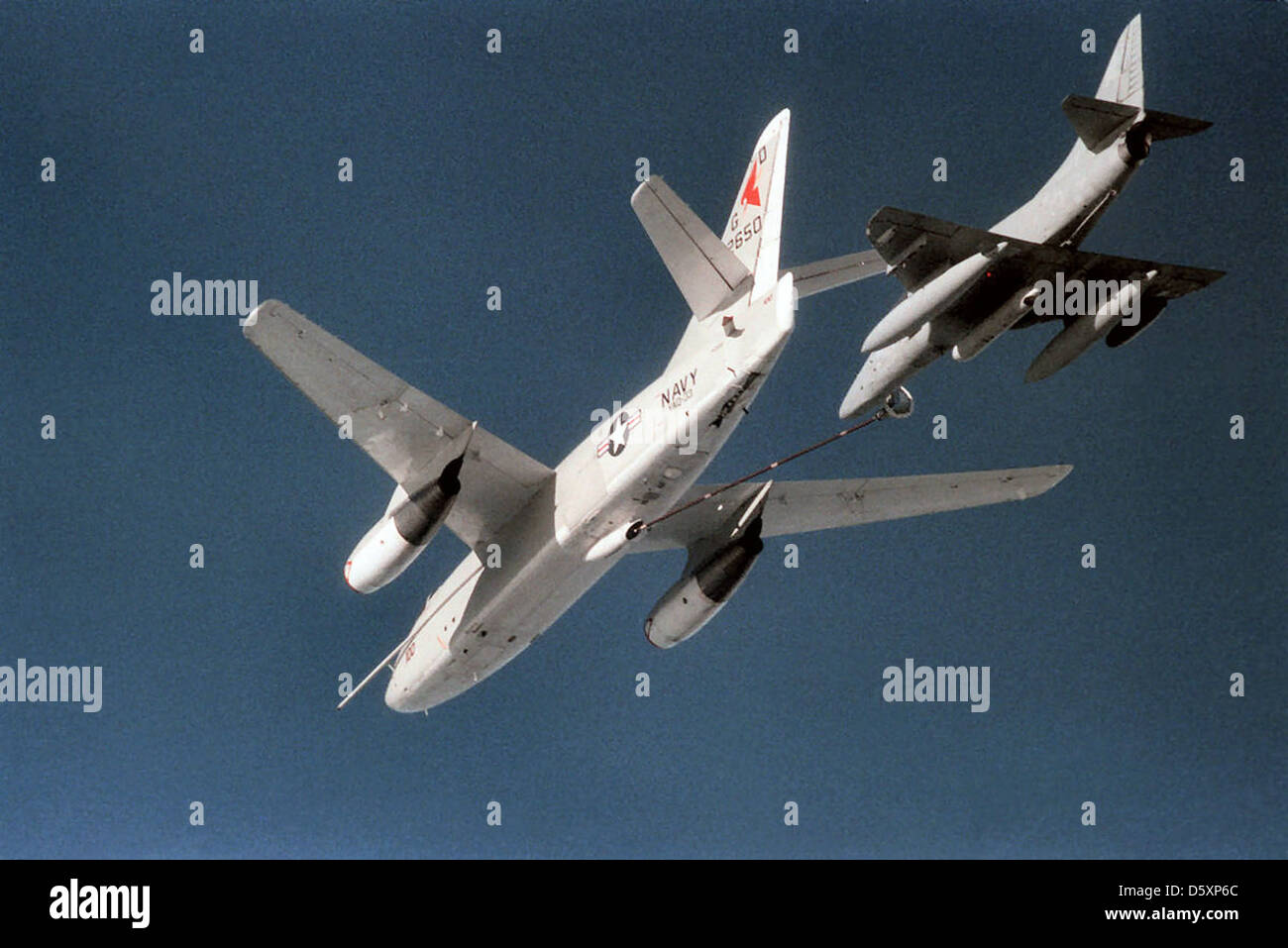 Il Douglas Skywarrior e lo Skyhawk sono aerei basati sulle portaerei utilizzati dalla Marina degli Stati Uniti. Lo Skywarrior era un bombardiere strategico, mentre lo Skyhawk era un attacco leggero e un aereo da addestramento, entrambi svolgendo ruoli chiave durante la Guerra fredda. Foto Stock