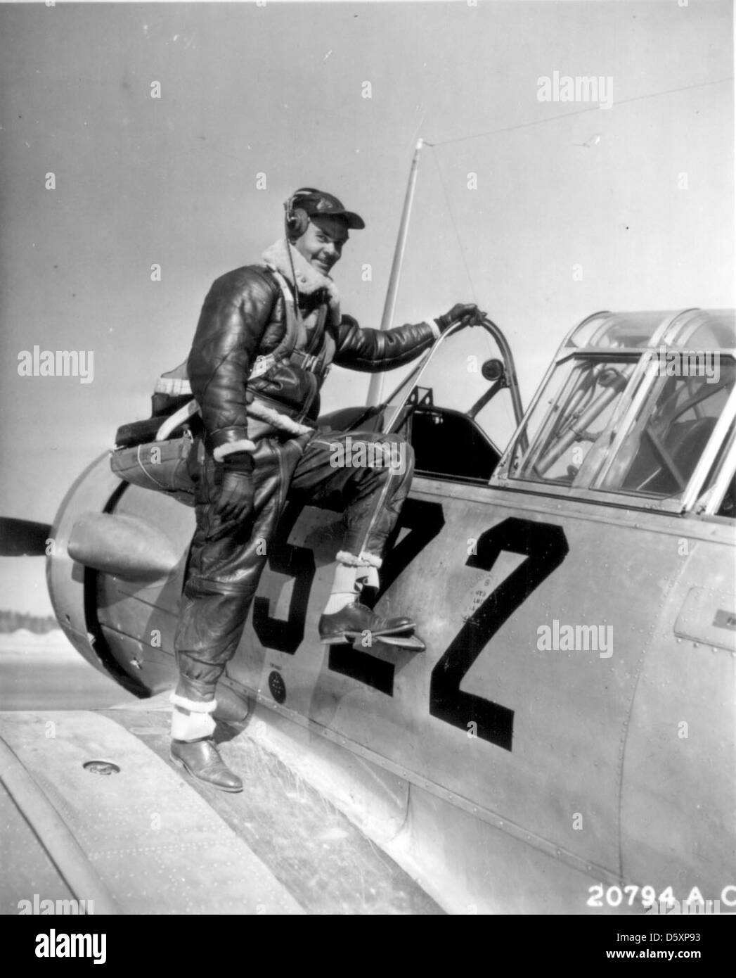 U.s.a.a.f. capitano pilota Benjamin oliver davis jr. arrampicata in un vultee Bt-13 'valiant' aeromobile trainer, tuskegee, ALABAMA, Stati Uniti, jan. 1942. Foto Stock