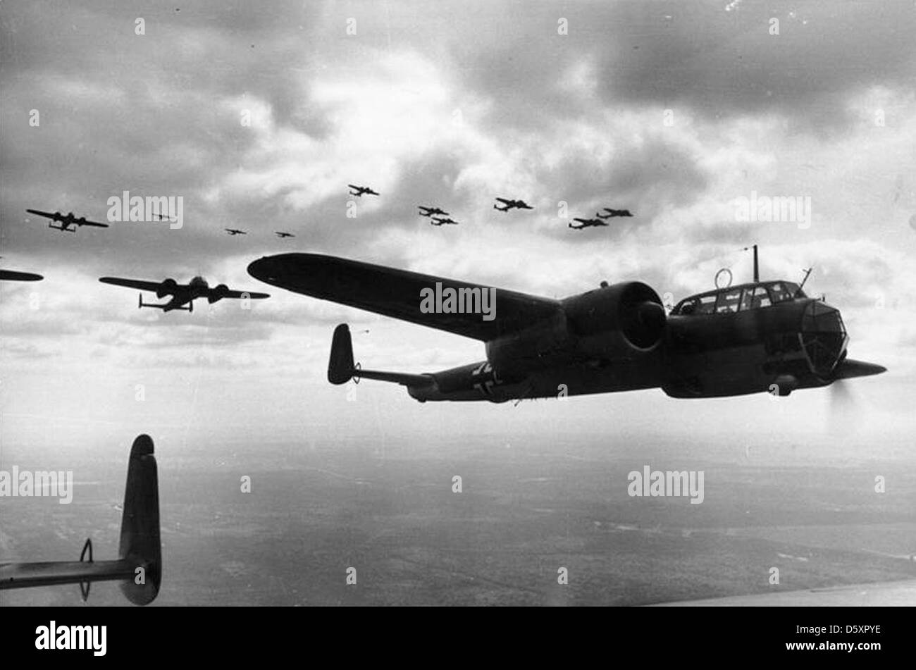 Il 21 giugno 1940, una formazione di bombardieri leggeri tedeschi Dornier Do 17Z sorvolò la Francia durante la battaglia di Francia. Questi bombardieri facevano parte della campagna aerea della Luftwaffe, conducendo incursioni di bombardamento su obiettivi strategici come parte dell'invasione tedesca della Francia durante la seconda guerra mondiale Foto Stock