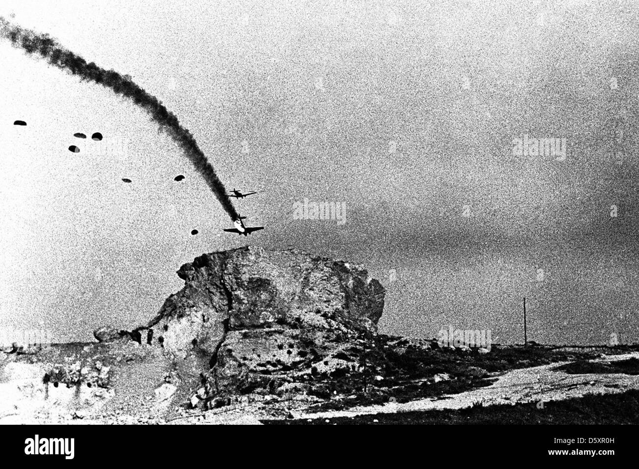 Durante la battaglia di Creta del 1941, gli invasori aerei tedeschi dovettero affrontare perdite significative da parte delle forze alleate che difendevano l'isola. La battaglia segnò uno dei primi attacchi aerei su larga scala della storia, con pesanti perdite per entrambe le parti e un momento cruciale nella seconda guerra mondiale. Foto Stock