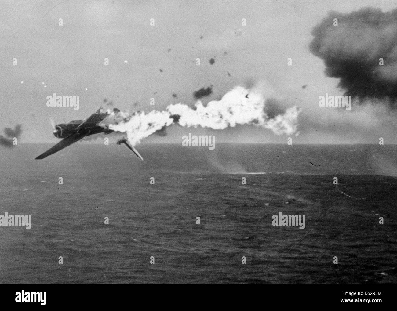 Un giapponese aerosilurante va giù in fiamme dopo un colpo diretto da 5 pollici gusci dal USS Yorktown (CV-10), il 25 ottobre 1944. Foto Stock