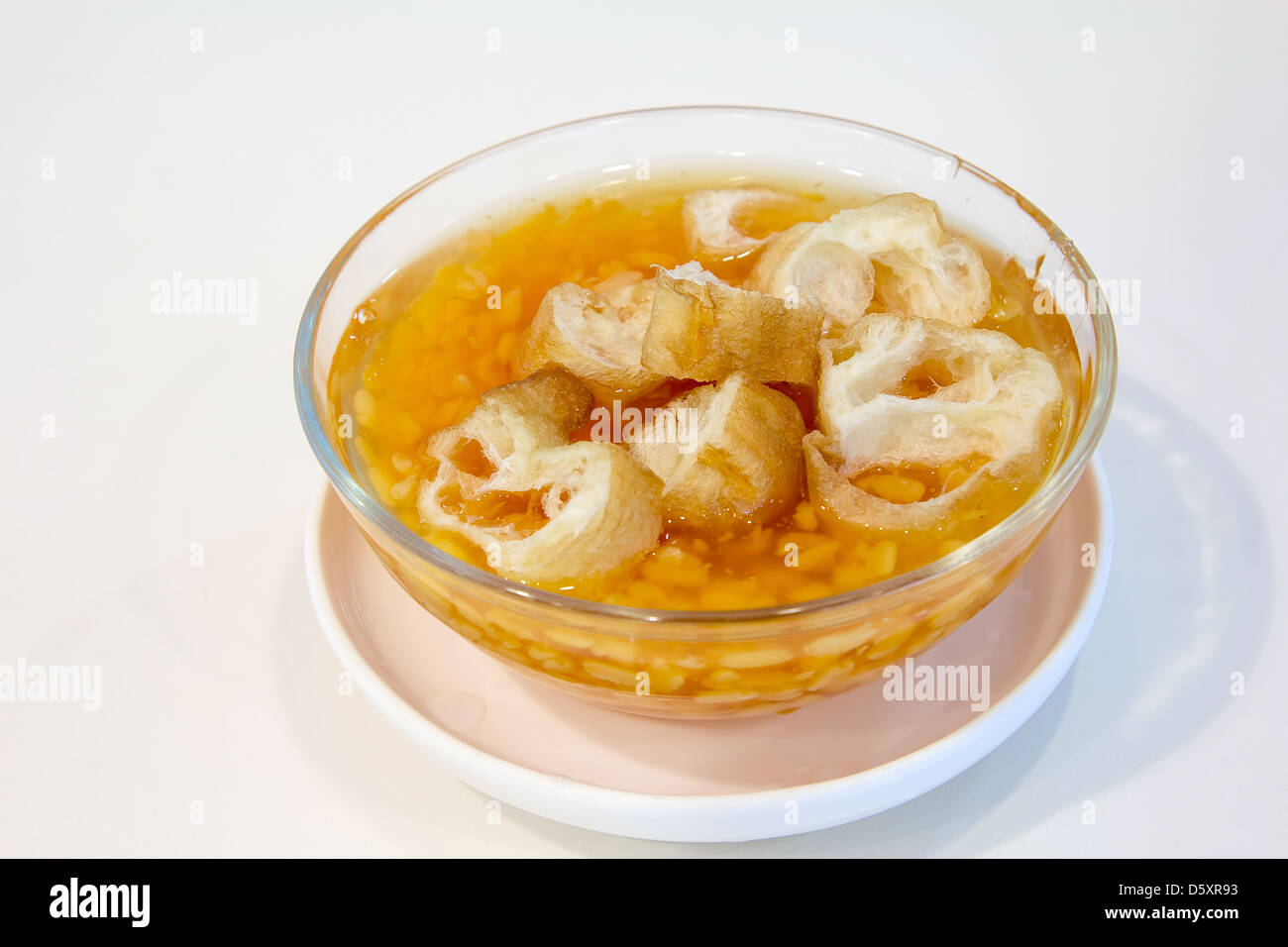 Split Mung Bean Dessert (Tau Suan) con pasta fritta frittelle (Si Tiao) Foto Stock