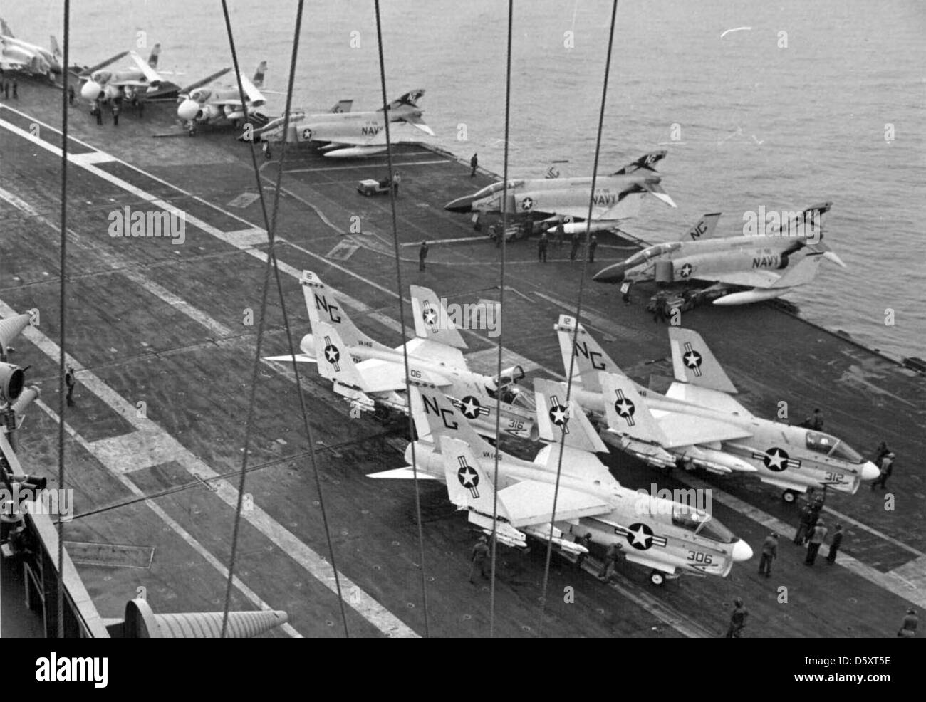 Vista delle operazioni di volo con Carrier aria Wing (CVW) 9 aerei sul ponte di volo della USS Enterprise (CVA(N)-65). Foto Stock