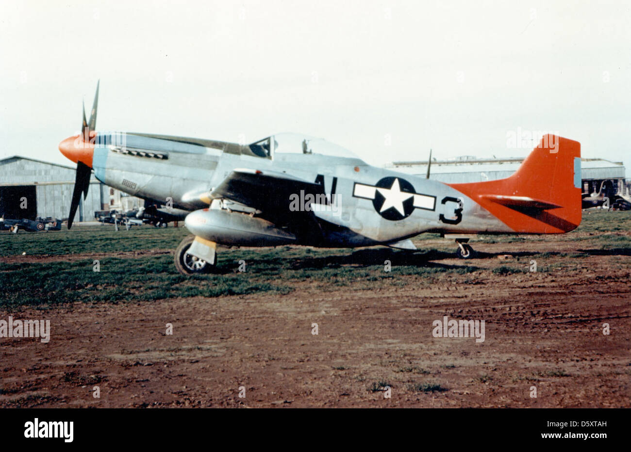 "Tuskegee aviatori' - La 332nd il velivolo aveva segni distintivi che ha dato loro il nome di "Red Tails". Foto Stock