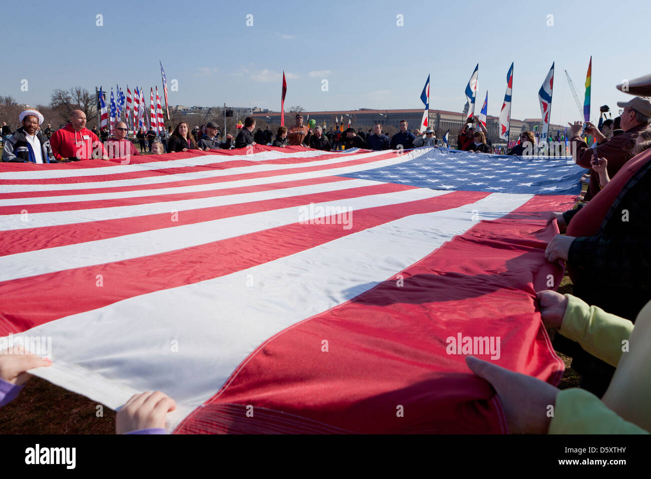 Gruppo di persone azienda grande bandiera americana - Washington DC, Stati Uniti d'America Foto Stock