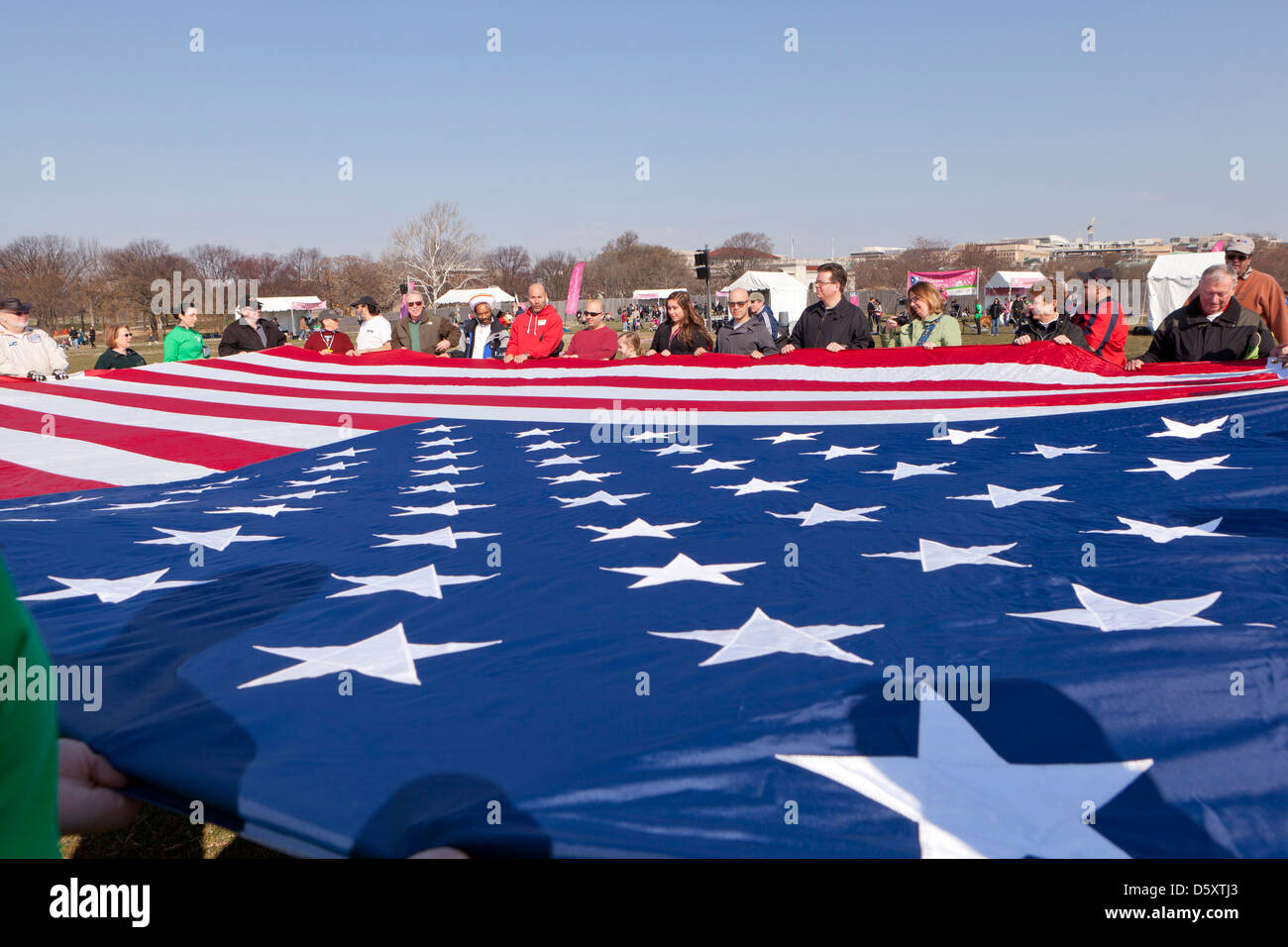 Gruppo di persone azienda grande bandiera americana - Washington DC, Stati Uniti d'America Foto Stock