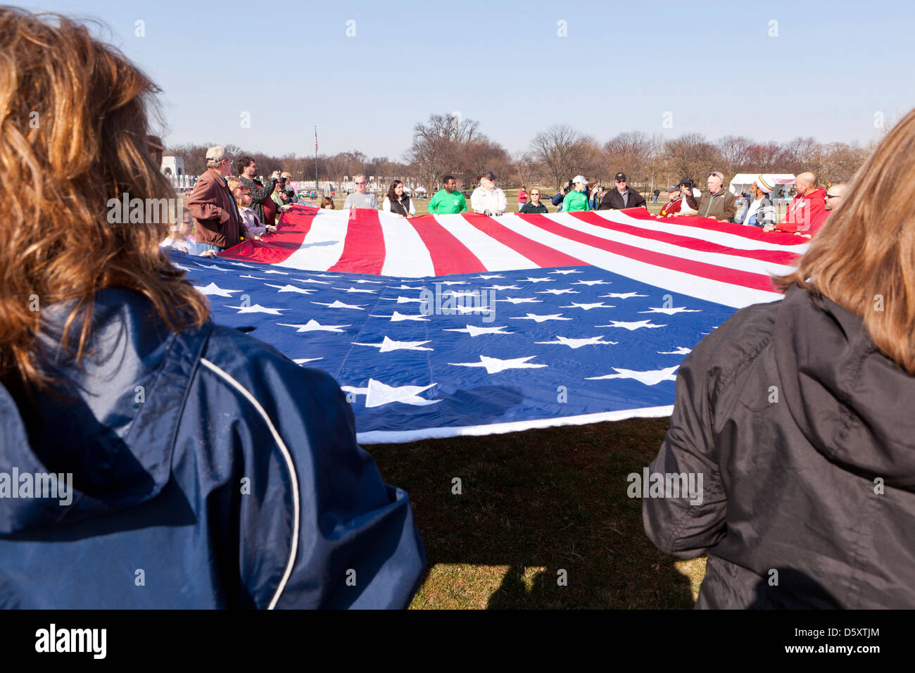 Gruppo di persone azienda grande bandiera americana - Washington DC, Stati Uniti d'America Foto Stock