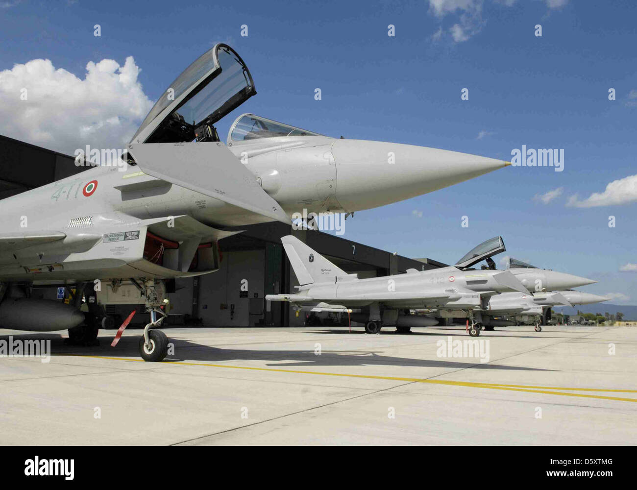 Gli Eurofighter Typhoon dell'Aeronautica militare conducono operazioni a terra a Grosseto, in Italia, con gli Squadron 9, 12 e 20 che partecipano al sorvolo. Il Typhoon è un caccia multiruolo altamente avanzato utilizzato dall'Aeronautica militare. Foto Stock Gli Eurofighter Typhoon dell'Aeronautica militare conducono operazioni a terra a Grosseto, in Italia, con gli Squadron 9, 12 e 20 che partecipano al sorvolo. Il Typhoon è un caccia multiruolo altamente avanzato utilizzato dall'Aeronautica militare. Foto Stock