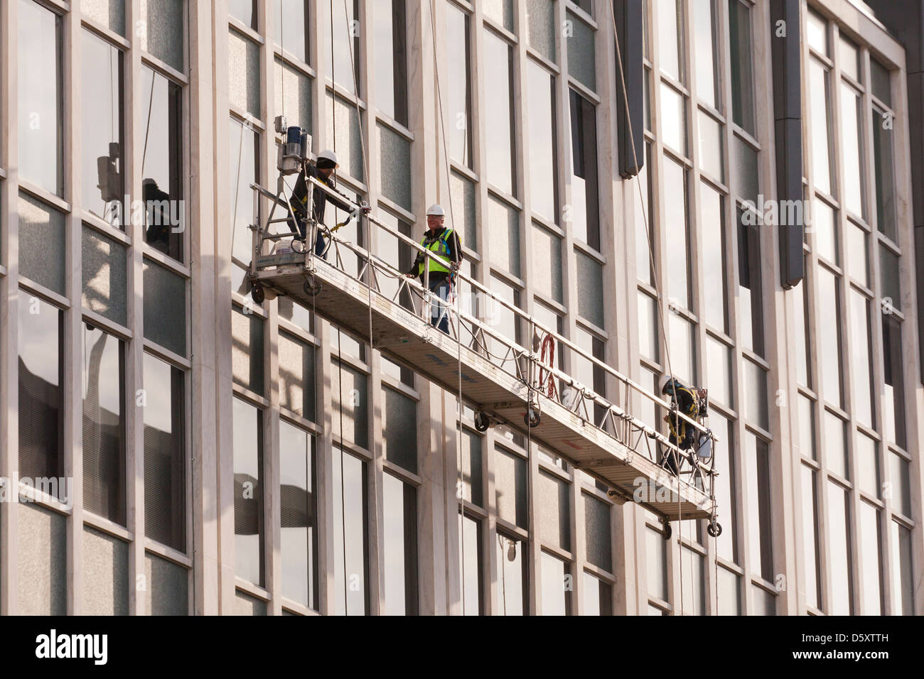 Uomini al lavoro su areale e piattaforma di lavoro - USA Foto Stock