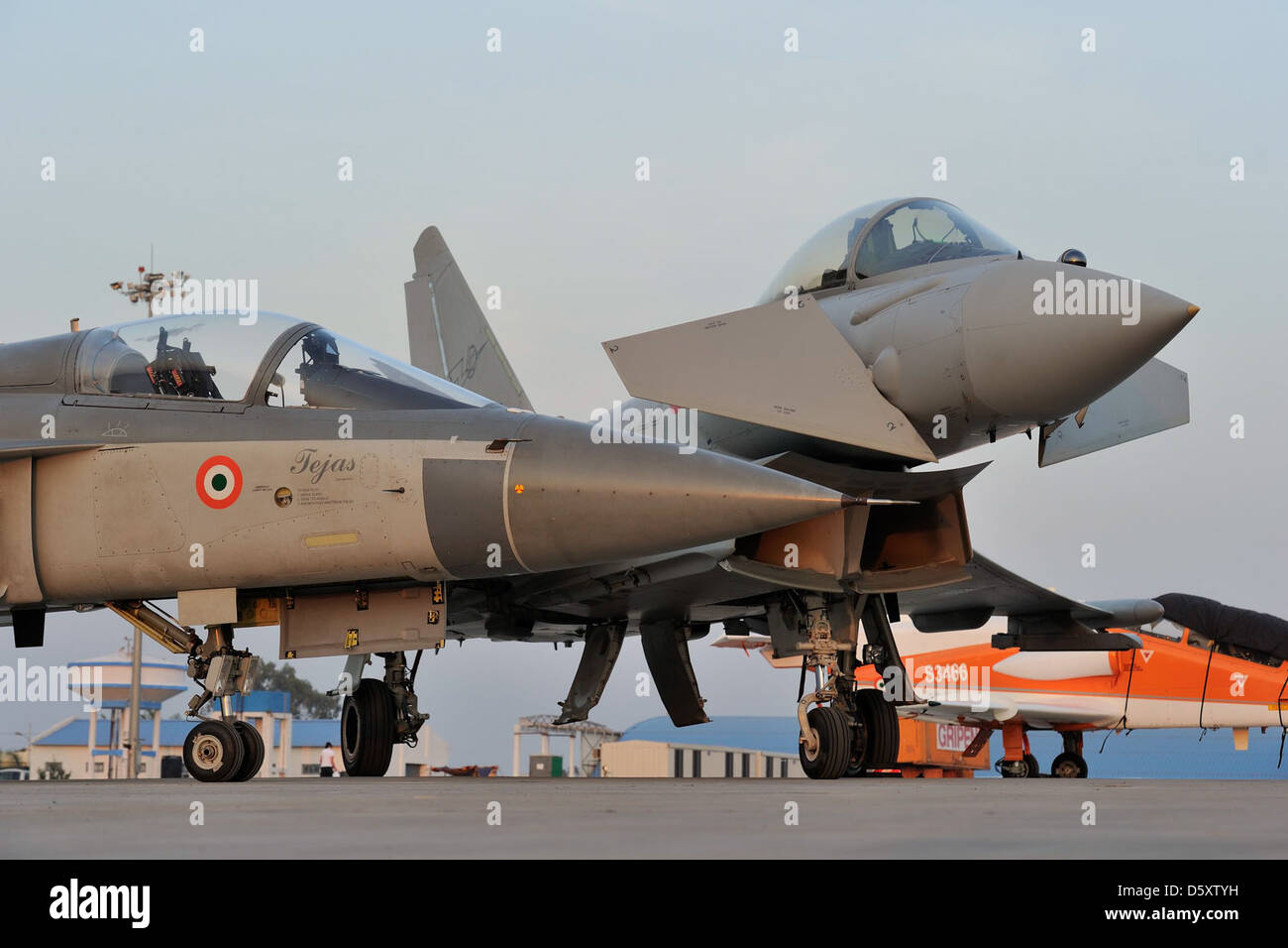 L'Eurofighter F-2000 Typhoon, un aereo da combattimento multiruolo, è raffigurato a Tejas. Il Typhoon è progettato per il combattimento aria-aria e aria-terra, noto per l'avionica avanzata e le prestazioni ad alta velocità. Foto Stock