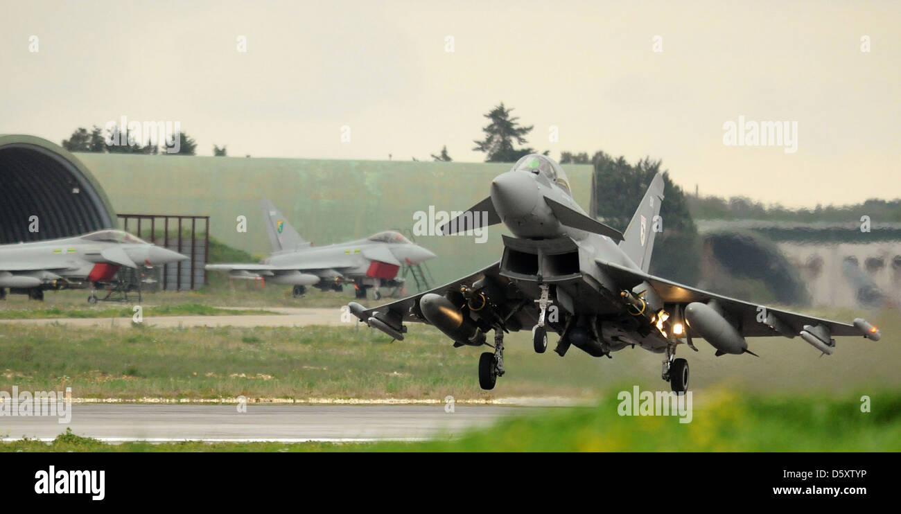 Un Royal Air Force "Typhoon" si discosta dalla gioia del colle, attrezzato con enhanced paveway ii bombe, aria-aria missili e un pod litening a sostegno delle Nazioni Unite ha sancito la "no fly zone" sulla Libia. Foto Stock