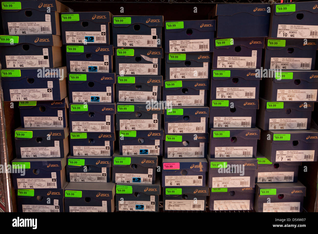 Asics impilate le scatole di scarpe Foto Stock