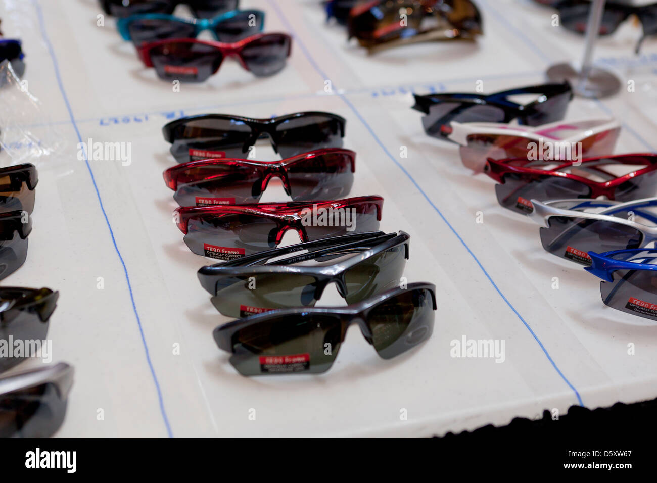 Occhiali da sole sul display Foto Stock