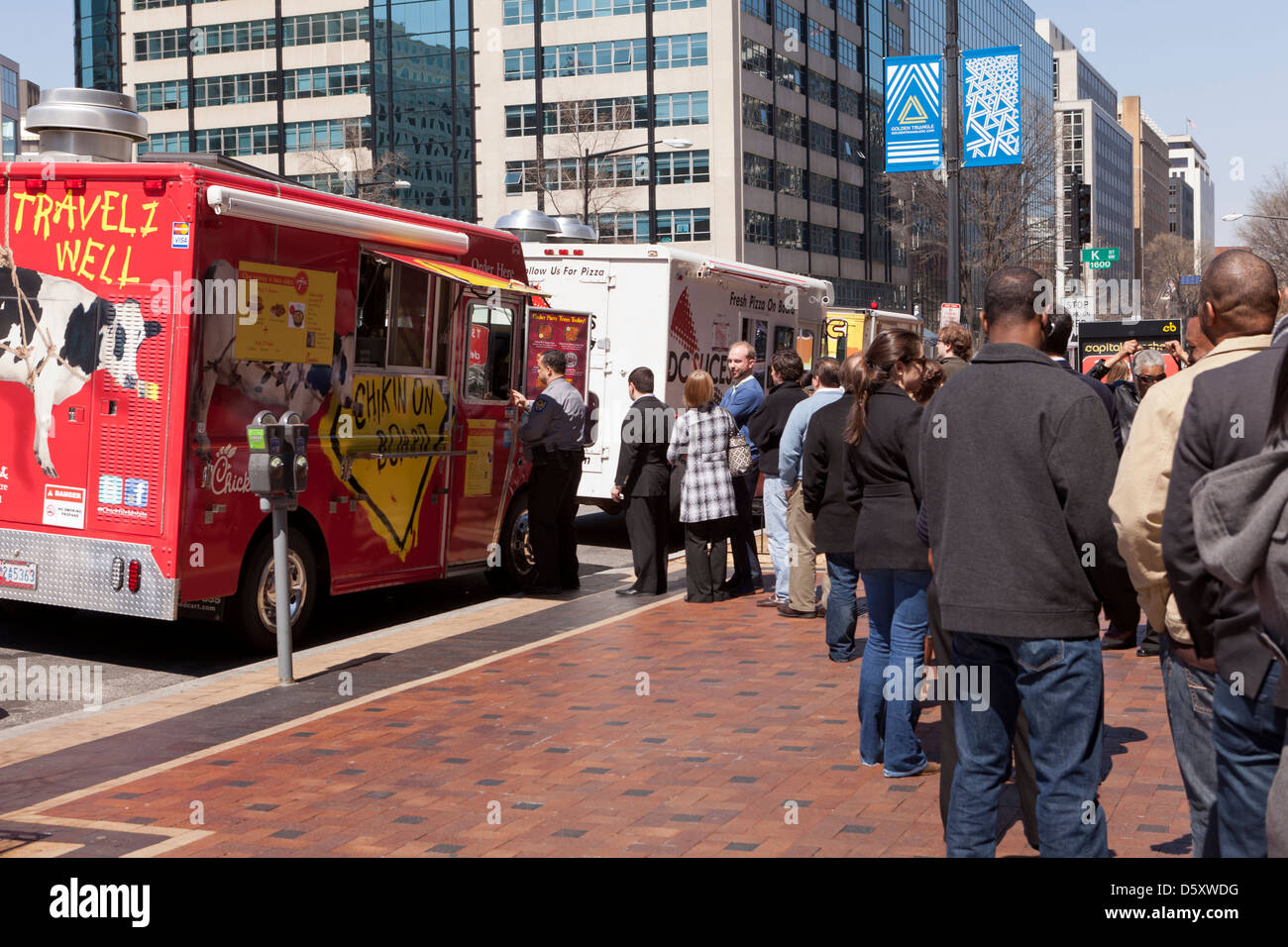 La gente in coda in un Pulcino-fil-Un cibo carrello - USA Foto Stock