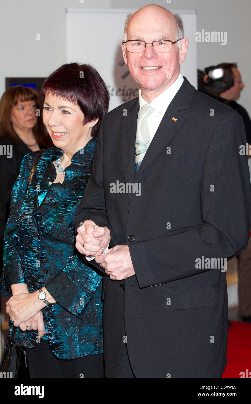 Il prof. Il dott. Norbert Lammert e moglie Gertrud, su Steiger Award 2011 a Jahrhunderthalle di Bochum. Bochum, Germania - 12.03.2011. Foto Stock