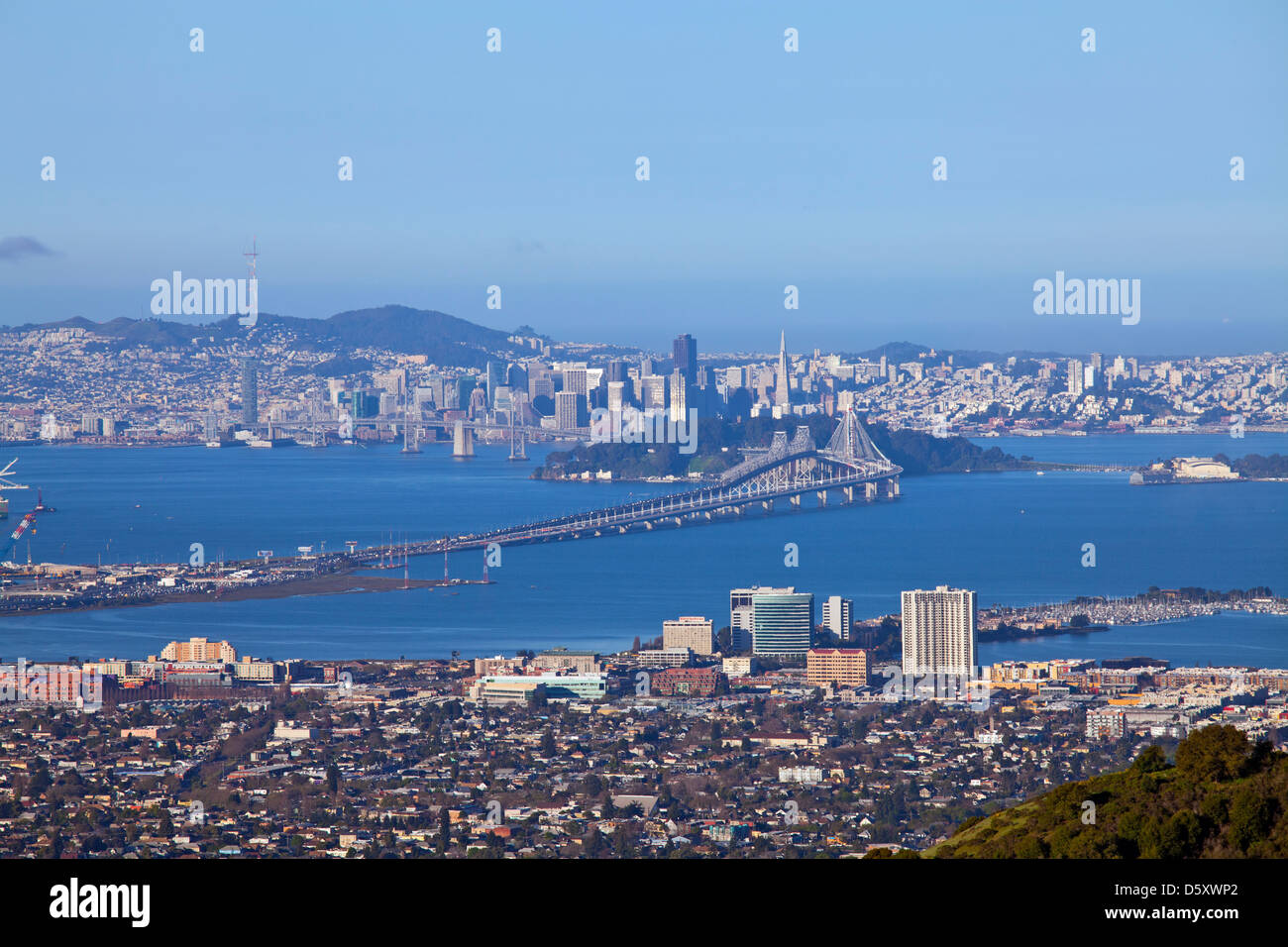 San Francisco-Oakland Bay Bridge lo skyline di San Francisco, California Foto Stock