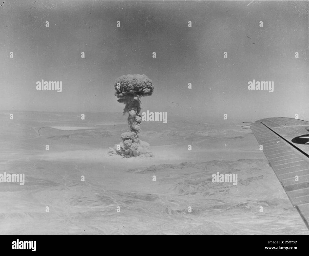 Funzionamento teiera - 'Set' (effetti militari test) - Alto livello di vista del 15 aprile 1955 test atomico al Nevada test site fotografati da un US Air Force piano fotografico. codice nome 'met' (effetti militari prova). Foto Stock