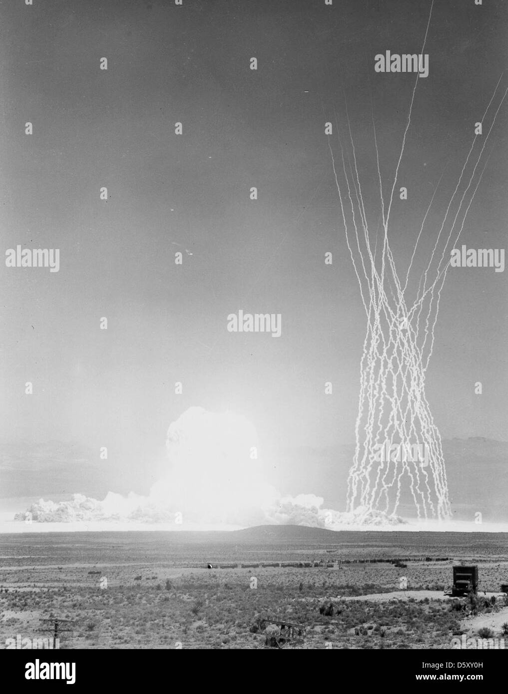 Operazione "teiera' - 'SET' (effetti militari prova)-l'15 aprile 1955 test atomico al Nevada Test Site. Foto Stock