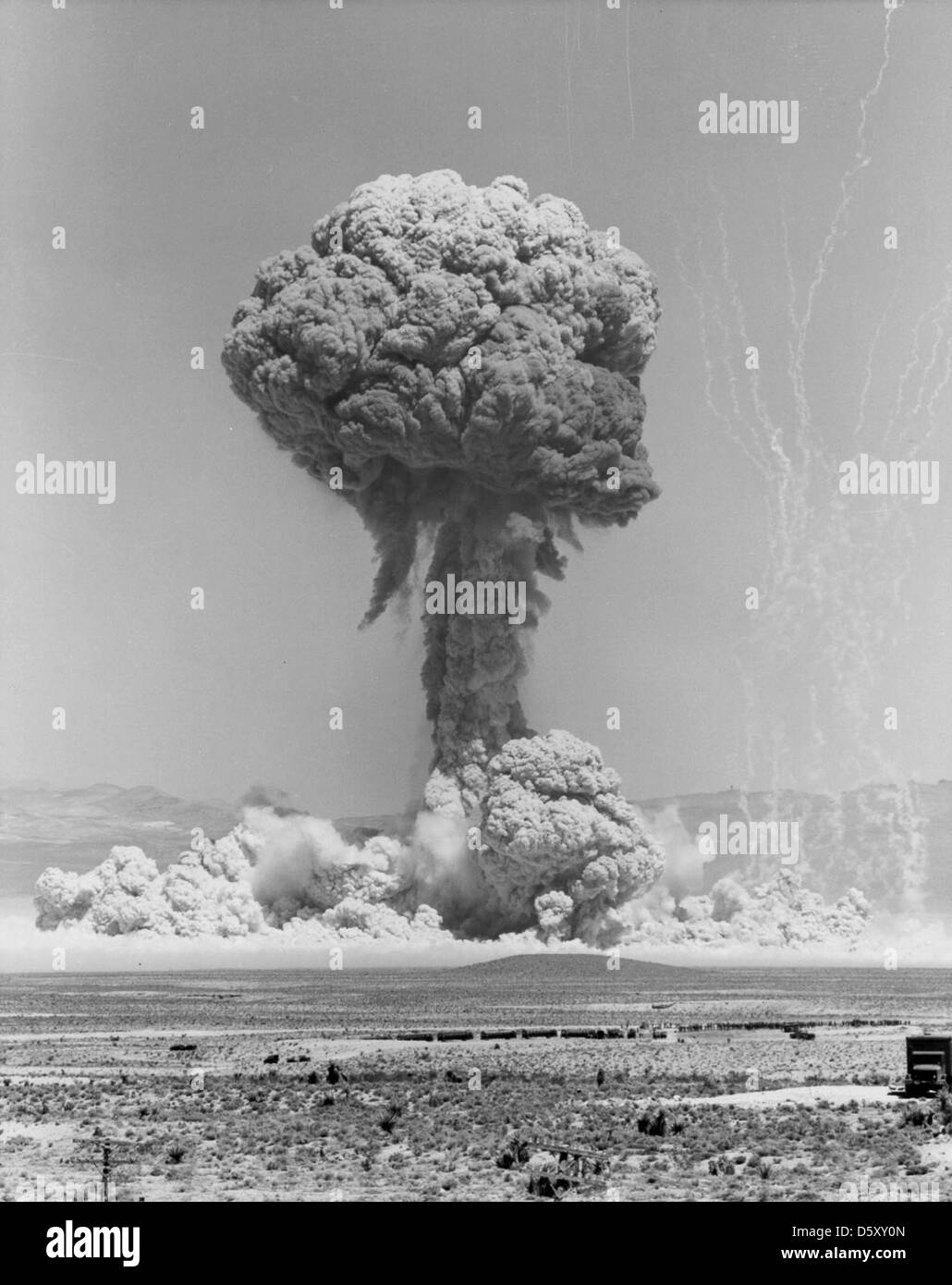 L'operazione Teapot è stata una serie di test nucleari condotti dall'esercito statunitense nel 1955. I test, condotti presso il Nevada test Site, miravano a valutare gli effetti delle armi nucleari su vari sistemi e strutture militari. Foto Stock