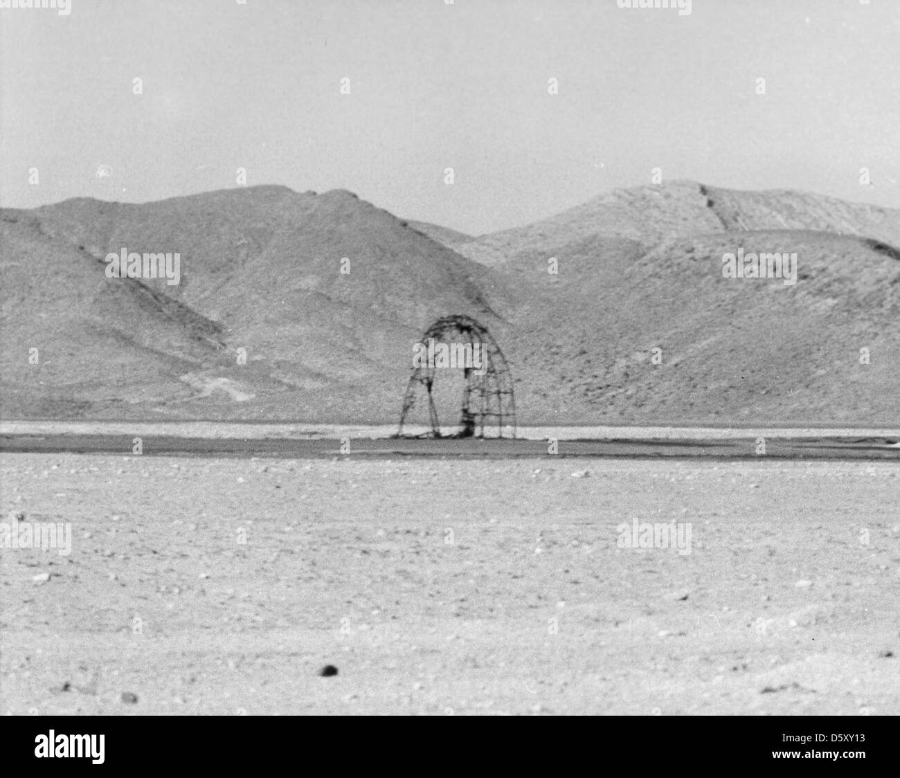 Operazione "teiera' - i resti della torre che ha sostenuto il dispositivo sparato al Nevada Test Site, Marzo 22, 1955. Foto Stock